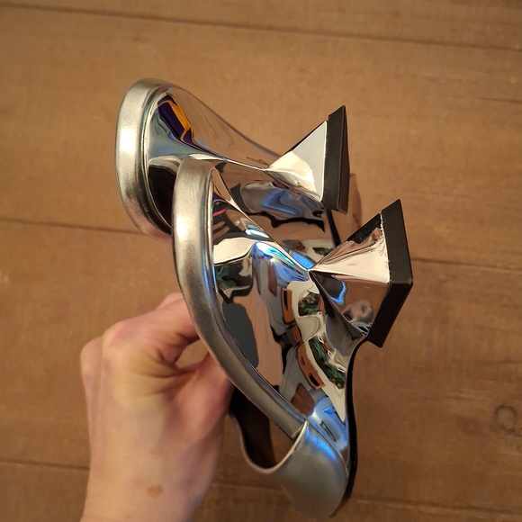 Metallic Silver Square-toed Leather Mules with Architectural Heel (EU 37/US 7) - Picture 6 of 10